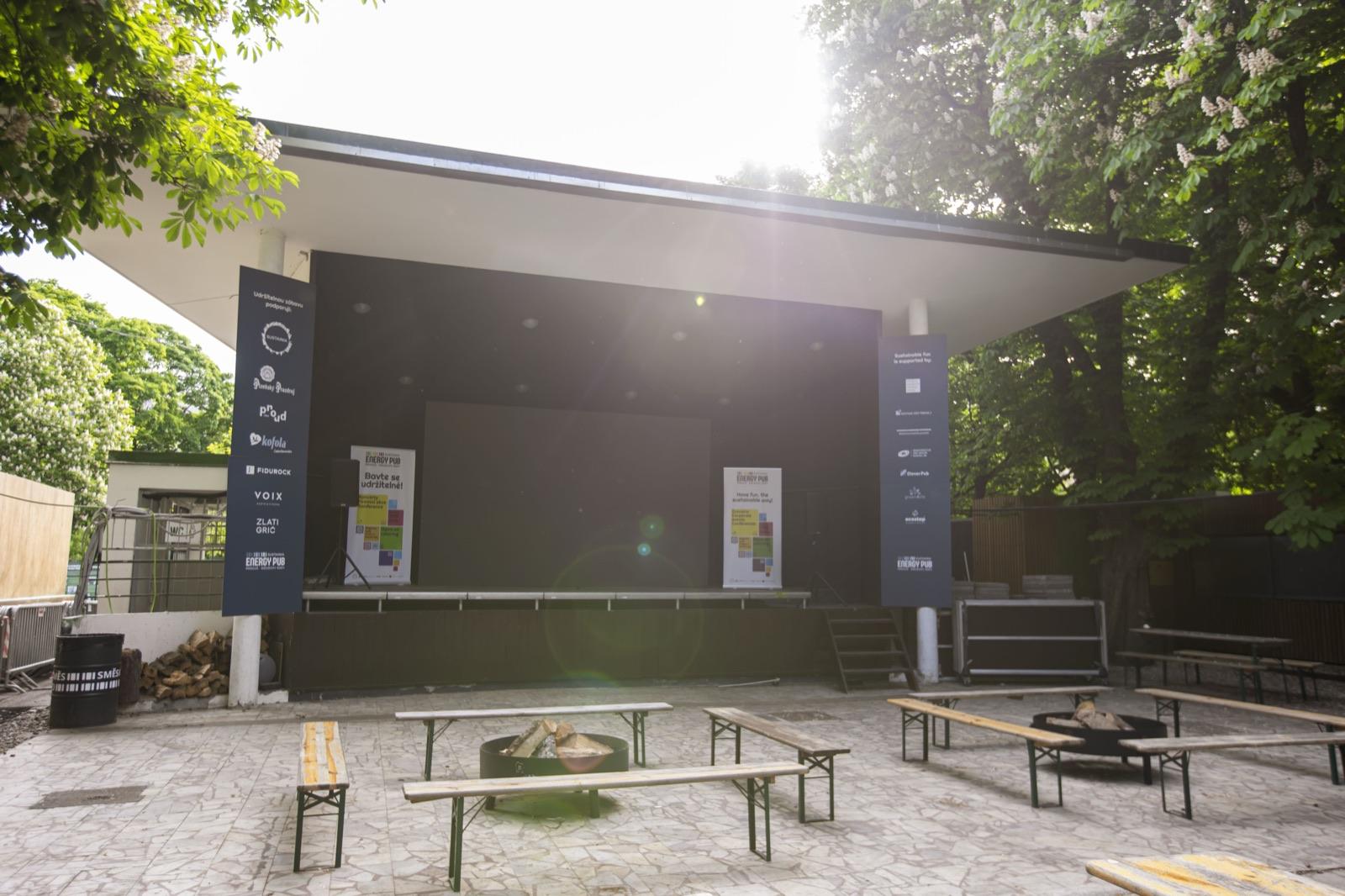 Velká LED obrazovka na pódiu Energy Pubu v Riegrových sadech